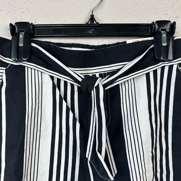 NWT INC Women’s Shorts - Picture 3 of 6